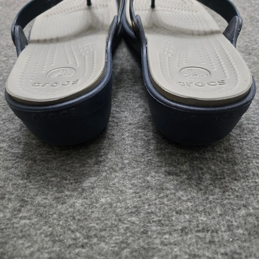 Crocs Sanrah Circle Wedge Flip Flops Womens 8 Navy Comfort Sandals Beach Chic